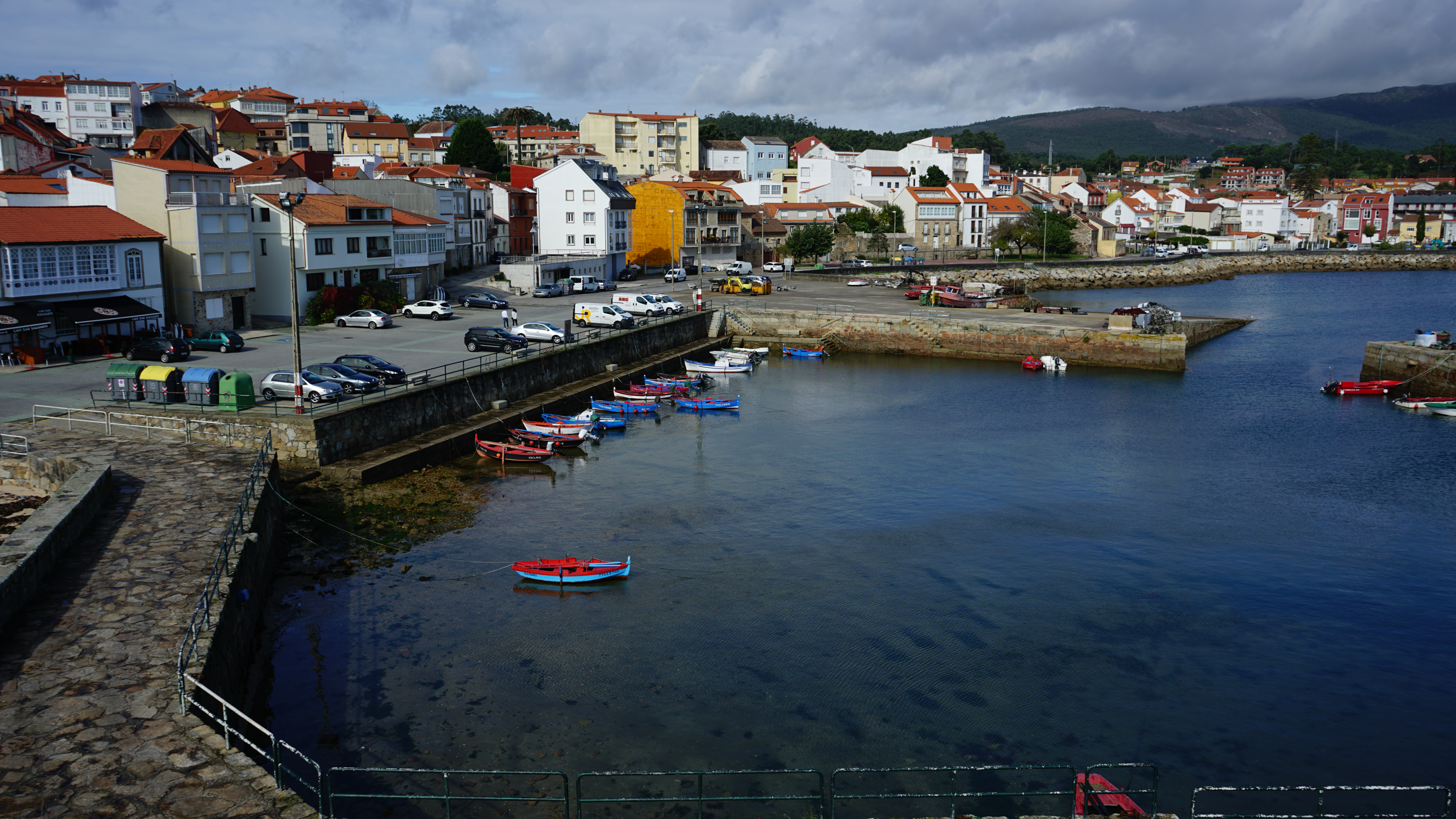 Puerto de Palmeira. Mirador do Castelo. Estatua del emigrante