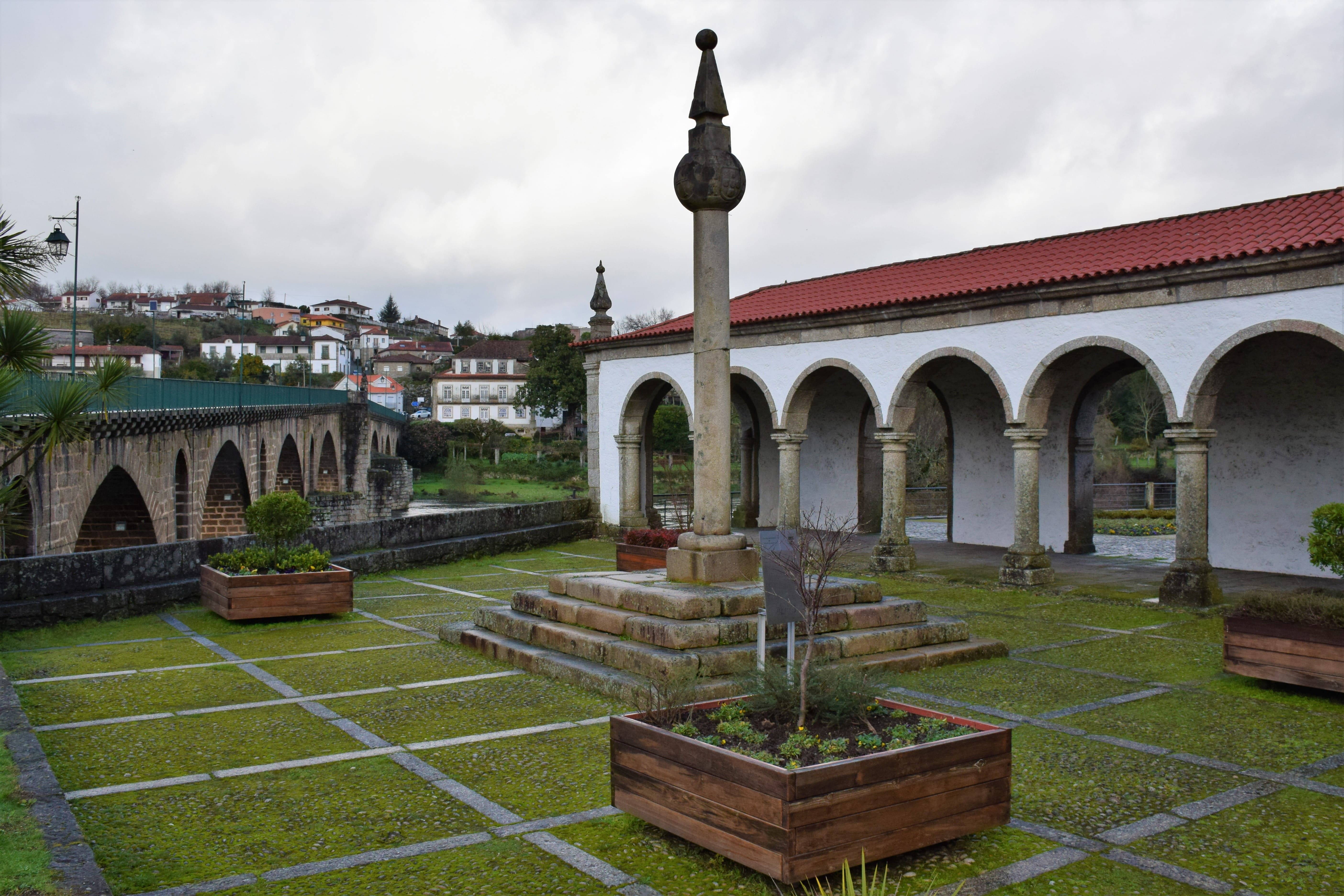 Ponte da Barca. Casco antiguo. Castillo de Lindoso